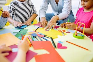 بازی درمانی برای کودکان بیش فعال